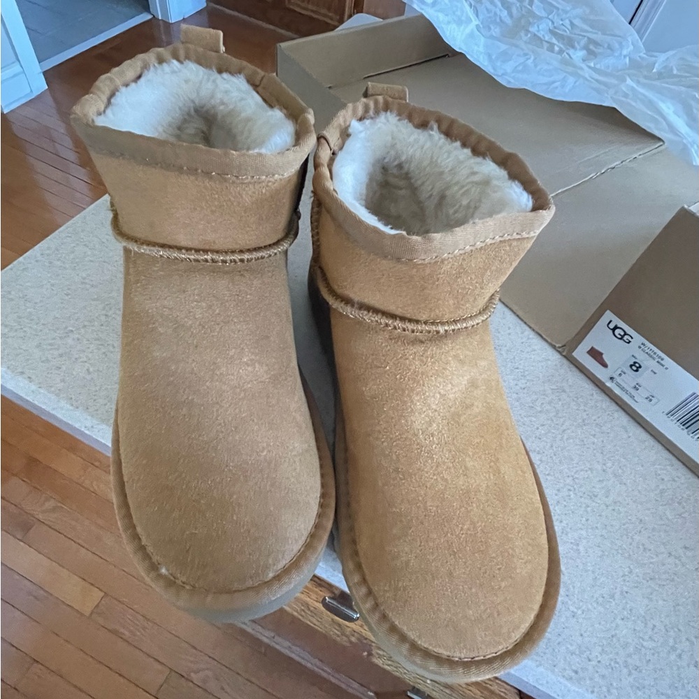 Women’s UGG classic mini ultra boot, chestnut brown, size 39, never worn